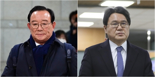 송철호 전 울산시장(왼쪽), 조국혁신당 황운하 원내대표가 4일 서울 서초구 서울고등법원에서 열린 문재인 정부 청와대의 '울산시장 선거 개입 의혹' 사건 2심 선고공판에 출석하고 있다. [사진공동취재단, 연합뉴스]